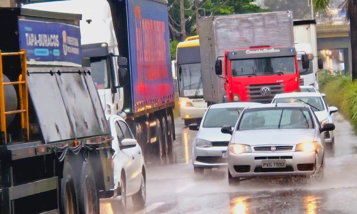A chuva forte causou quedas de &aacute;rvores e alagamentos e impactou o tr&acirc;nsito na capital na manh&atilde; desta quarta feira (16/4)  -  (crédito: Jair Amaral/EM/D.A Press)