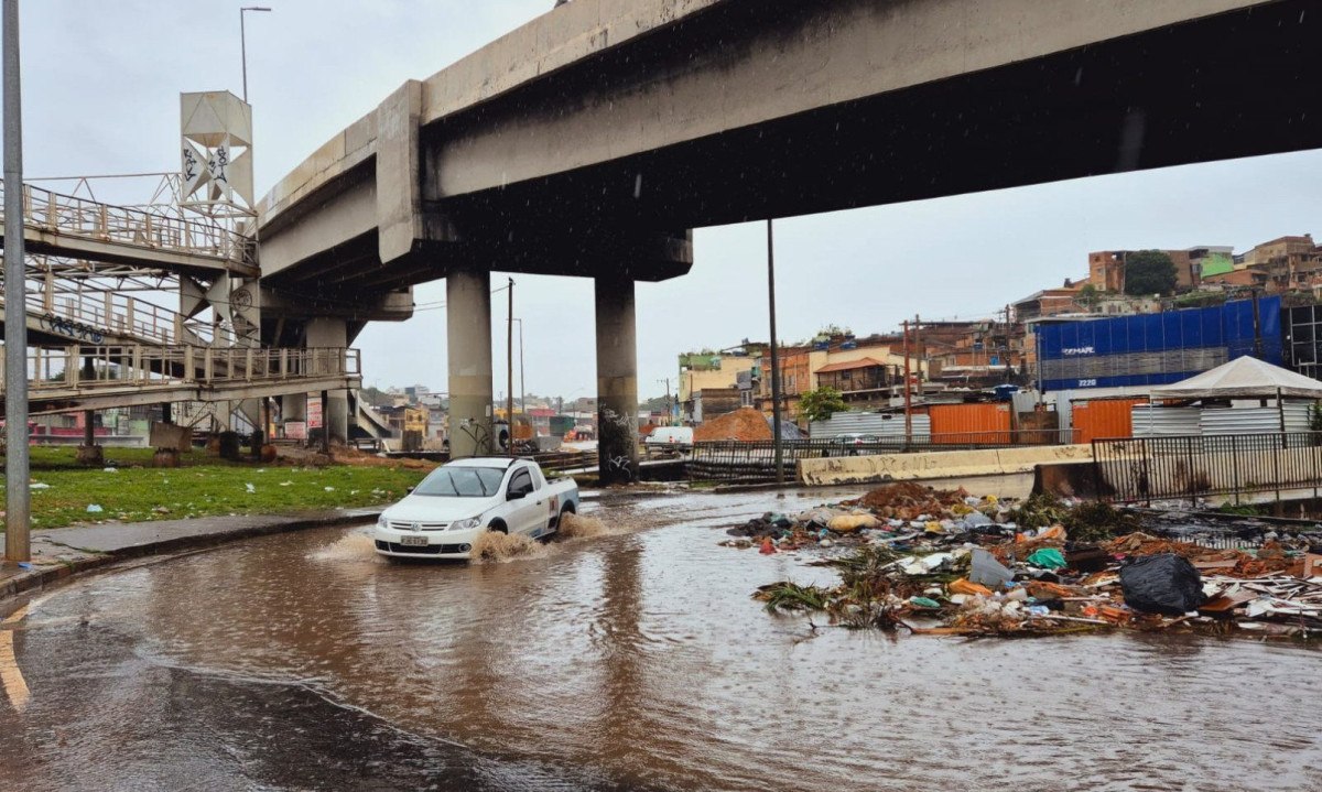 Alagamento espalha lixo pela Av. Cristiano Machado prÃ³ximo Ã  EstaÃ§Ã£o SÃ£o Gabriel -  (crédito: Jair Amaral/EM/D.A Press)