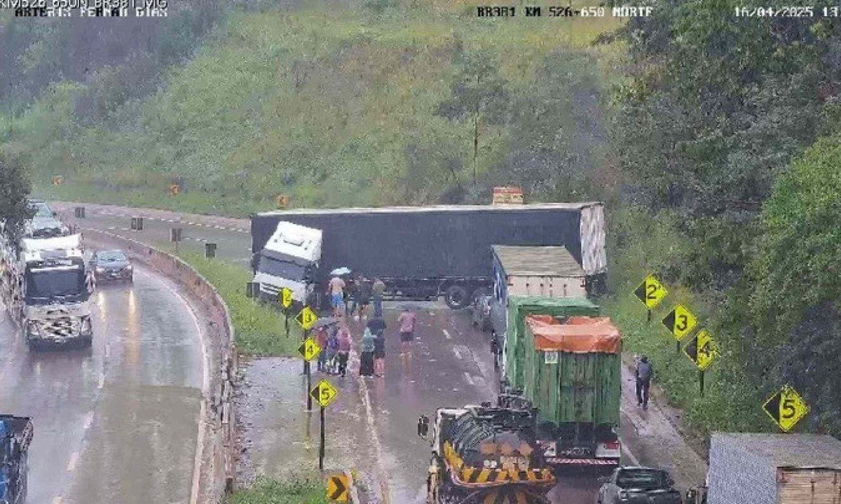 O congestionamento na região já chega aos 7km. Não há previsão de liberação da via -  (crédito: Reprodução/PRF)