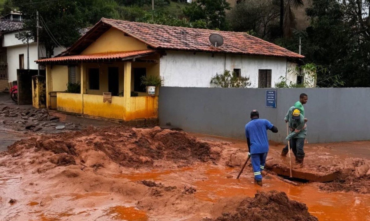 O cal&ccedil;amento de v&aacute;rias ruas do munic&iacute;pio foi danificado devido &agrave;s fortes chuvas -  (crédito: Reprodu&ccedil;&atilde;o/Redes sociais)