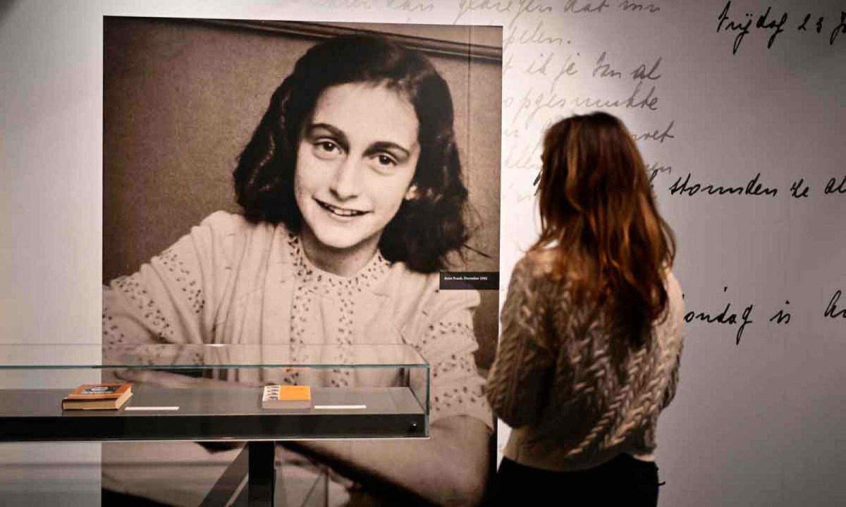 O "Diário de Anne Frank", escrito enquanto a autora vivia escondida num sótão, revelou ao mundo o horror da perseguição nazista - (crédito: ANGELA WEISS / AFP) O "Diário de Anne Frank", escrito enquanto a autora vivia escondida num sótão, revelou ao mundo o horror da perseguição nazista - (crédito: ANGELA WEISS / AFP)