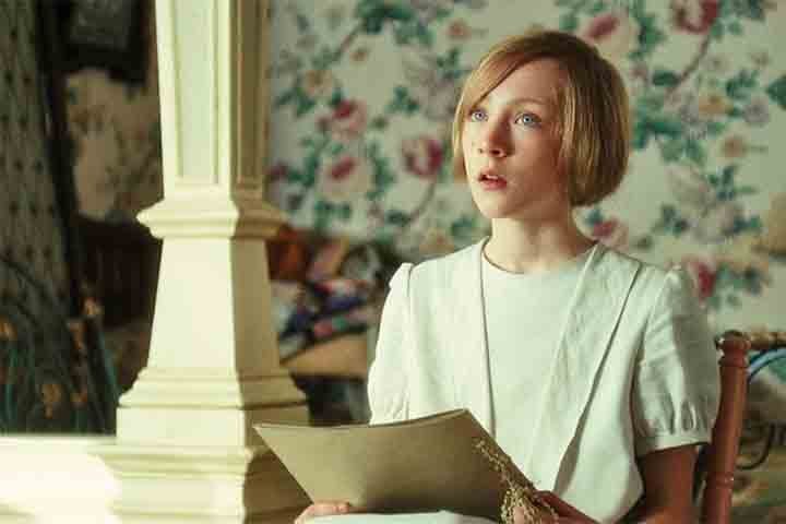 Saoirse Ronan em "Desejo e Reparação" (2007): Aos 13 anos, Ronan foi indicada ao Oscar por seu papel como Briony, uma jovem escritora cuja mentira muda o destino de duas vidas.