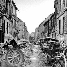 Berlim, devastada por anos de guerra, estava em ruínas: 600 mil apartamentos destruídos, ouro e prata saqueados do Reichsbank e uma população civil física e moralmente dilacerada