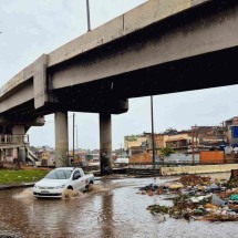 avenida cristiano machado - próximo à estação são Gabriel, córrego transbordou, espalhando lixo pelas ruas