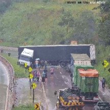 Grande BH: carreta faz 'L' na BR-381 e interdita o trânsito no sentido SP - Reprodução/PRF