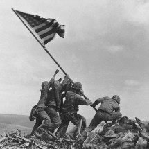 Iwo Jima e Berlim: fotos ic&ocirc;nicas mostram como a guerra venceu tamb&eacute;m no imagin&aacute;rio, com bandeiras erguidas como s&iacute;mbolo de poder e vit&oacute;ria