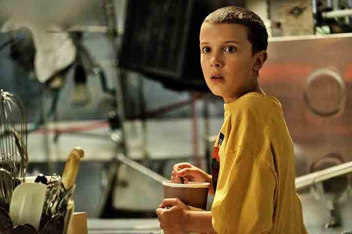 Millie Bobby Brown em "Stranger Things" (2016-2025): Aos 12 anos, Brown explodiu na cultura pop como Eleven, uma menina com poderes telecinéticos. Virou uma estrela instantânea!