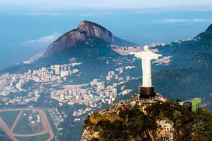 Eleito uma das Sete Maravilhas do Mundo Moderno, o Cristo Redentor do Rio de Janeiro é símbolo máximo do Brasil. Localizado no alto do Corcovado, a 710 metros do nível do mar, foi inaugurado em 1931. A obra, assinada por Heitor da Silva Costa, levou cinco anos para ser concluída.