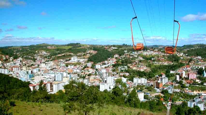 A estátua de 18 metros de altura está situada no Pico da Fonseca, com acesso de carro ou então por teleférico. O mirante é um dos locais mais visitados da cidade. 

