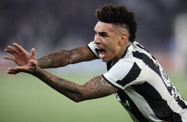 IGOR JESUS  -  O esquema do treinador Renato Paiva não o ajudou no primeiro tempo. Sempre muito isolado, finalizou uma vez no primeiro tempo e  uma boa jogada fazendo o pivô para uma finalização de Savarino. No segundo tempo, o Botafogo começou  postar em chuveirinhos e ele começou a parecer em cabeçadas. Duas quase resultaram em gol. A terceira, escanteio e Savarino, entrou. Sua cabeçada empatou o jogo em 2 a 2. Um guerreiro NOTA 7,0. Foto: Vitor Silva/Botafogo