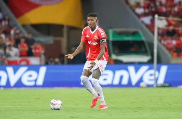 VITÃ?O - Fez bons desarmes e ajudou nas saÃ­das de bola. NOTA 6,5 - Foto: Ricardo Duarte