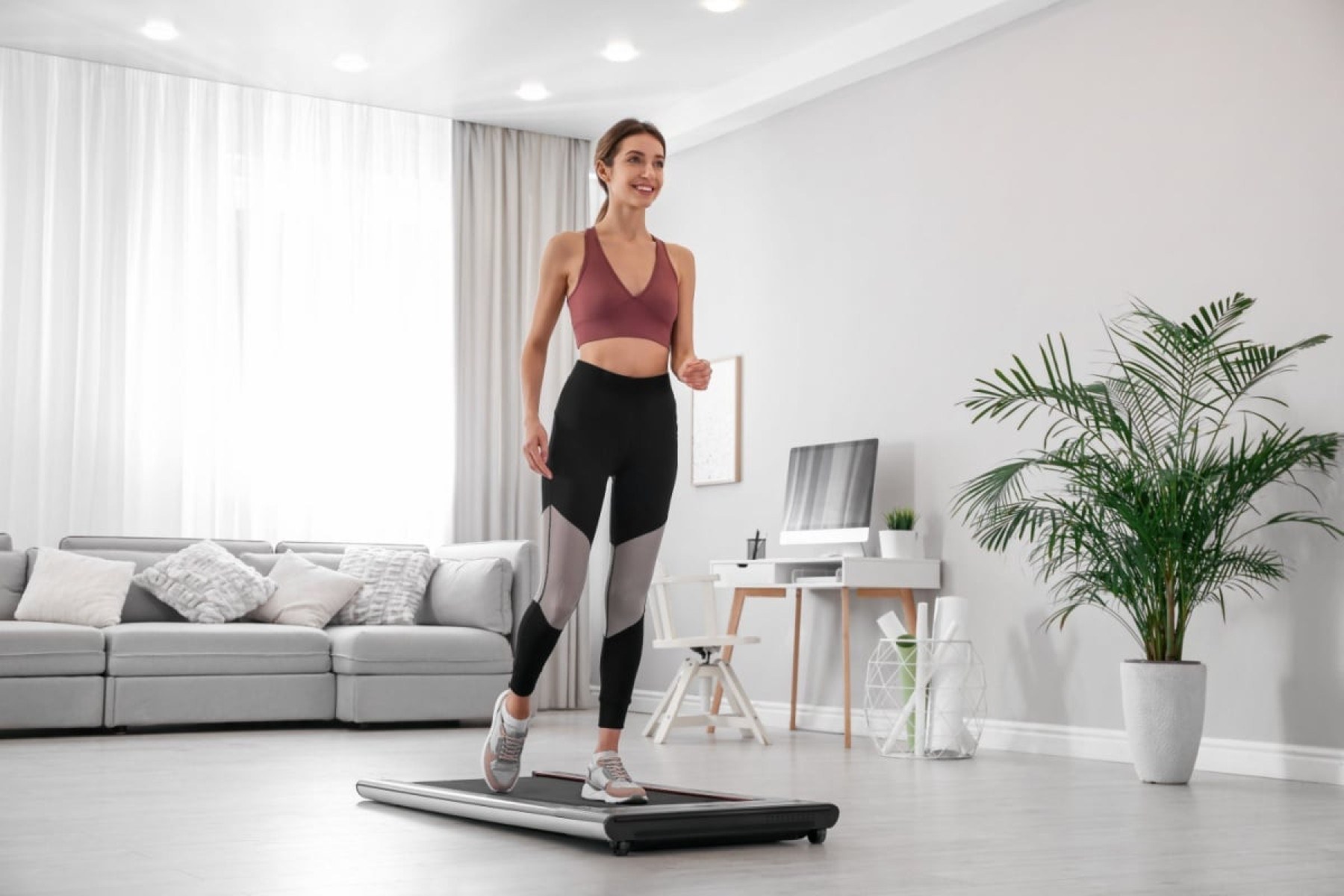Entenda os benefícios de caminhar para trás na esteira