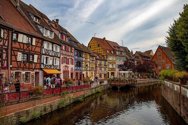 O projeto teve início em Colmar, na França, em 2015, com o seguinte lema: “Uma família, uma galinha”.