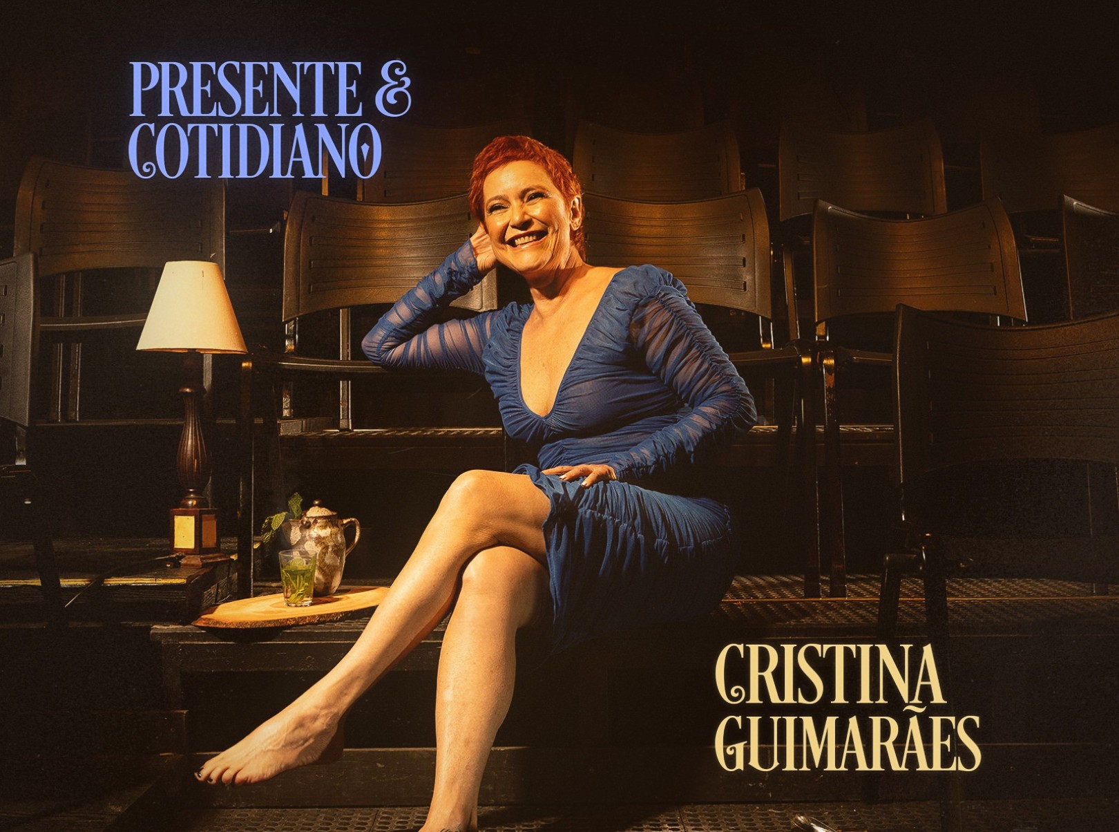 Cristina Guimarães está sentada em poltrona e sorri na capa de seu disco dedicado a Luiz Melodia