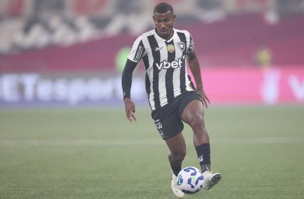 CUIABANO  - Sempre uma boa opção no auxílio ao ataque. No segundo tempo jogou ainda mais enfiado, até aparecendo na área para finalizações. Na defesa, menos trabalho do que Vitinho, pois o São Paulo não priorizou atacar pelo seu setor. NOTA 6,5. Foto: Vitor Silva/Botafogo