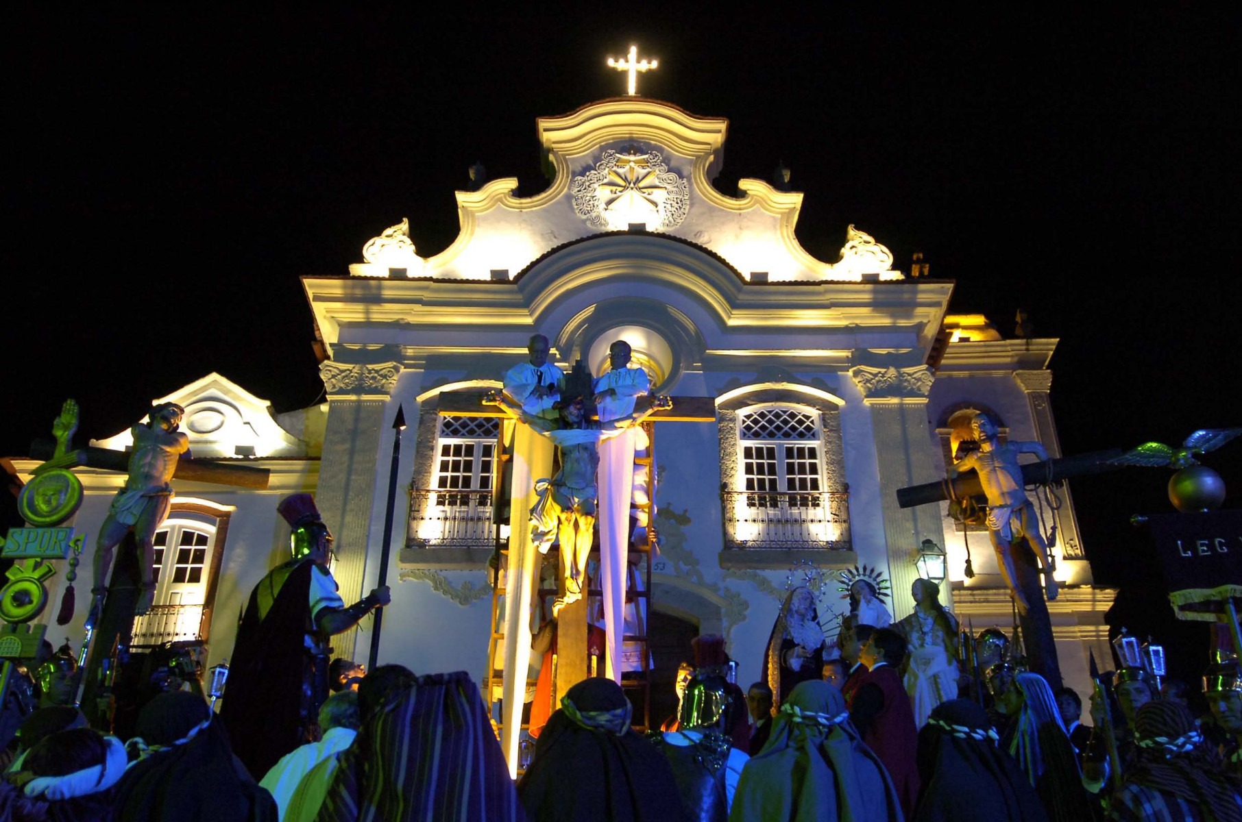 Ponto alto da fé católica é a cerimônia de Descendimento da Cruz, na escadaria da Igreja de Nossa Senhora das Mercês, em São João del-Rei

      - Emmanuel Pinheiro/EM