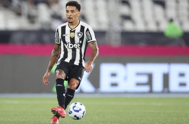 GREGORE - Deu entrada feia em Ferreirinha no início do jogo e poderia levar amarelo. Mas fez um jogo consistente na marcação e na saída de bola. Saiu no segundo tempo para a entrada de Patrick de Paula. A torcida não gostou e chamou o treinador de burro. NOTA 6,5. Vitor Silva/Botafogo