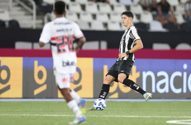 JAIR - Embora tenha cometido alguns erros de posicinamento, fez um jogo mais  eficaz do que seu companheiro de  zaga, principalmente no segundo tempo. NOTA 6,0. Foto: Vitor Silva/Botafogo