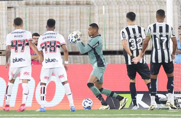 JOHN  - Sem culpa nos gols. Evitou um gol são-paulino no segundo tempo, abafando chute de Ferreirinha. NOTA 6,0. Foto: Vitor Silva/Botafogo.