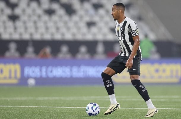 MARLON FREITAS  - Apesar da qualidade na troca de passes e fazer uma boa marcação, poderia ter feito um melhor trabalho no lance do primeiro gol do São Paulo, já que Ferreirinha o tirou da jogada com facilidade para chutar e mandar para a rede. NOTA 6,0. Foto: Vitor Silva/Botafogo