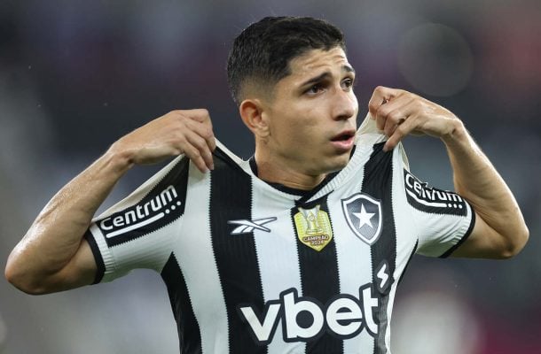 SAVARINO  - Bastante ativo em jogadas ofensivas. Quase marcou em finalização no início do jogo e fez belo gol de fora da área. Na etapa final, duas finalizações suas levaram perigo. Além disso, foi dele o passe para o gol de Igor Jesus. O melhor do Botafogo. NOTA 8,0. Foto: Vitor Silva/Botafogo