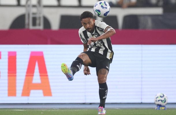 VITINHO  - Primeiro tempo ruim, perdendo disputas para Ferreirinha e pouco eficaz no apoio. Cresceu na etapa final, aparecendo muito no ataque e buscando cruzamentos.  NOTA 6,0. Foto: Vitor Silva/Botafogo
