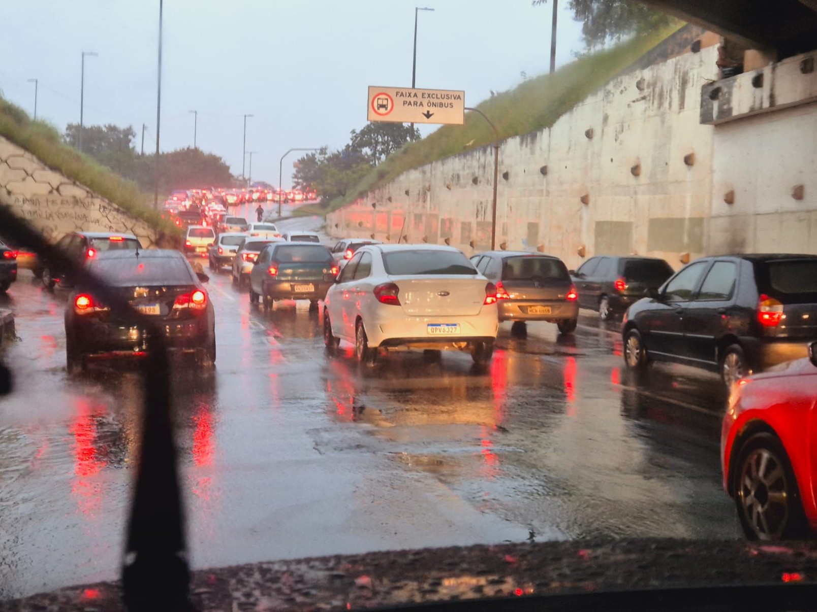 A chuva forte causou quedas de árvores, alagamentos e impactou o trânsito na capital na manhã desta quarta feira (16/04) -Jair Amaral/EM/D.A Press