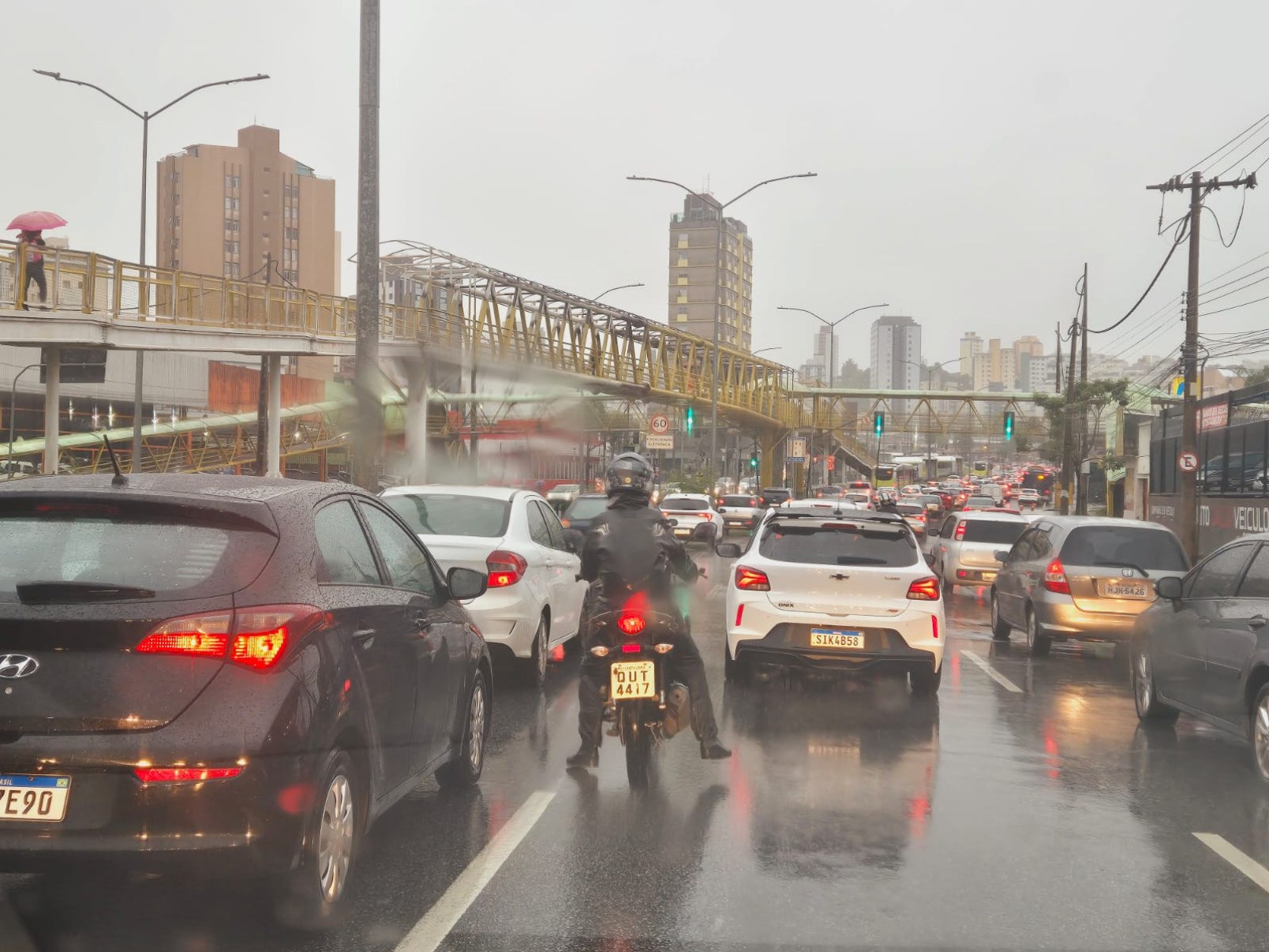A chuva forte causou quedas de árvores, alagamentos e impactou o trânsito na capital na manhã desta quarta feira (16/04) -Jair Amaral/EM/D.A Press