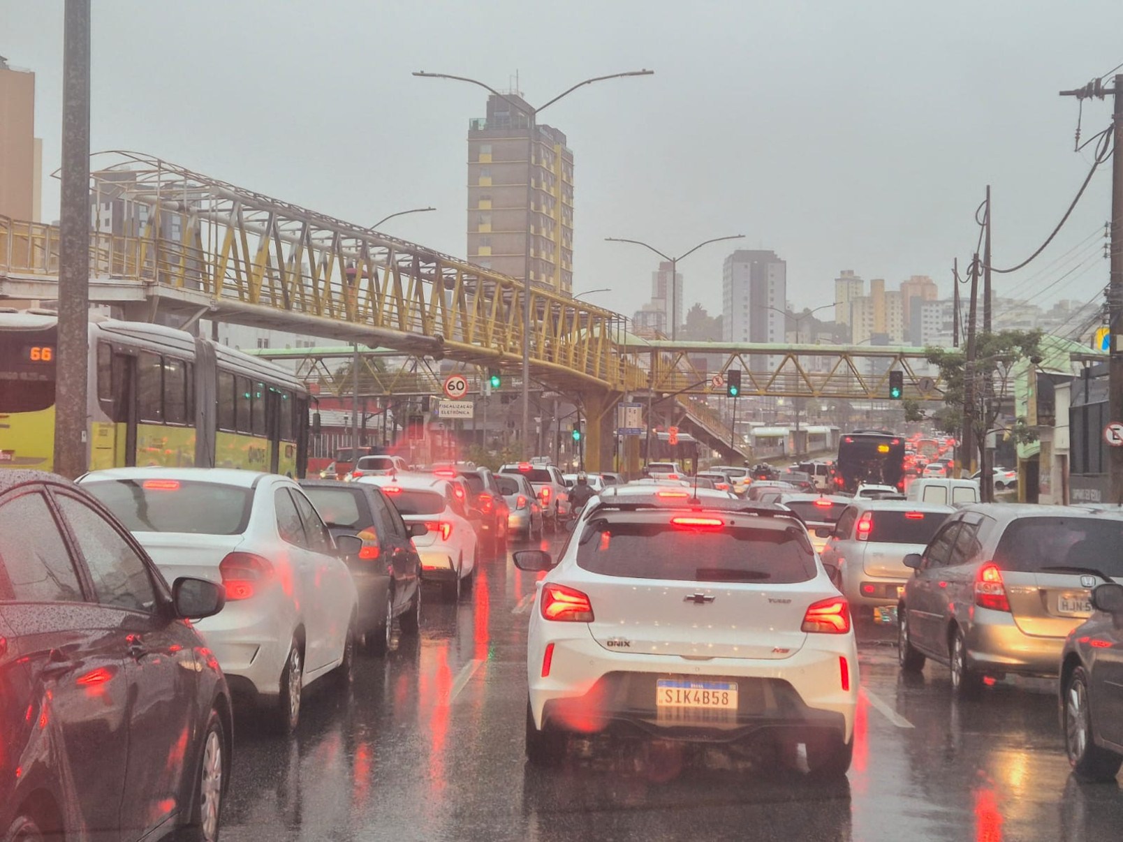 A chuva forte causou quedas de árvores, alagamentos e impactou o trânsito na capital na manhã desta quarta feira (16/04) -Jair Amaral/EM/D.A Press