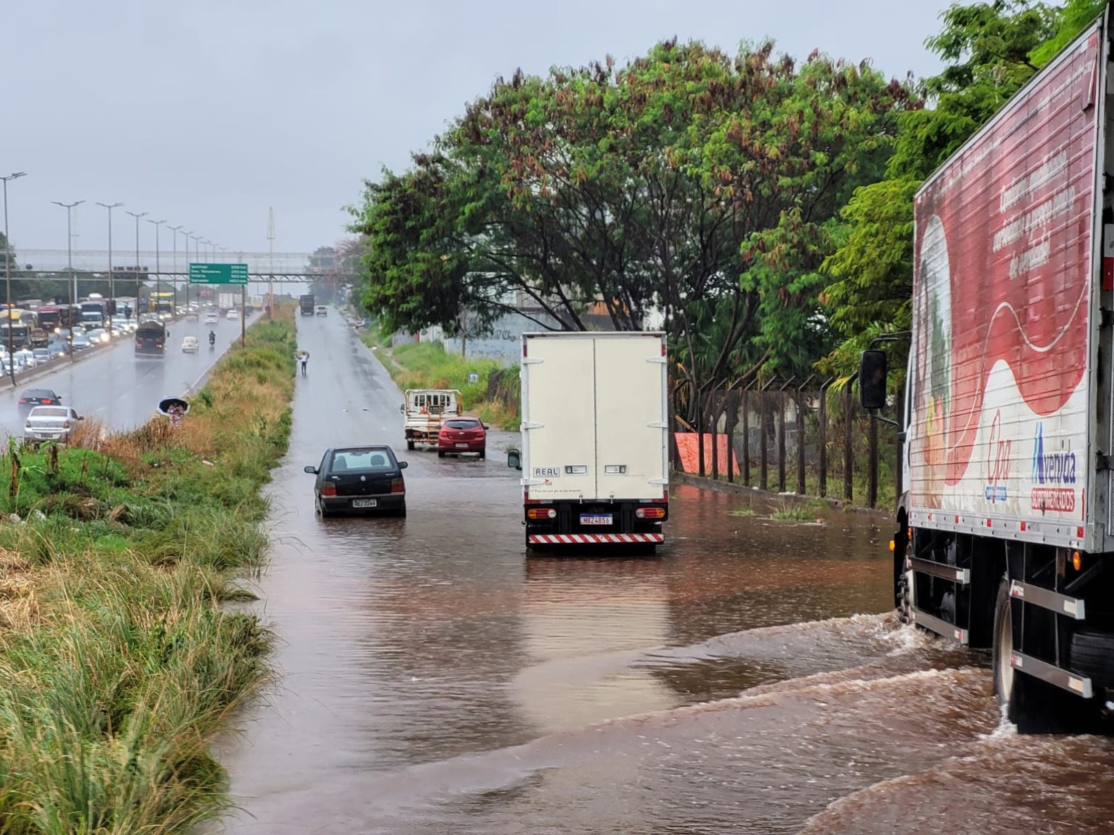 Carro e caminhão ficaram parados no alagamento no Anel Rodoviário, na altura do bairro Eymard, em BH