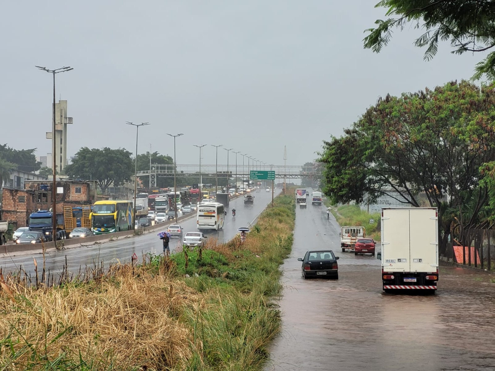 Carro e caminhão ficaram parados no alagamento no Anel Rodoviário, na altura do bairro Eymard, em BH