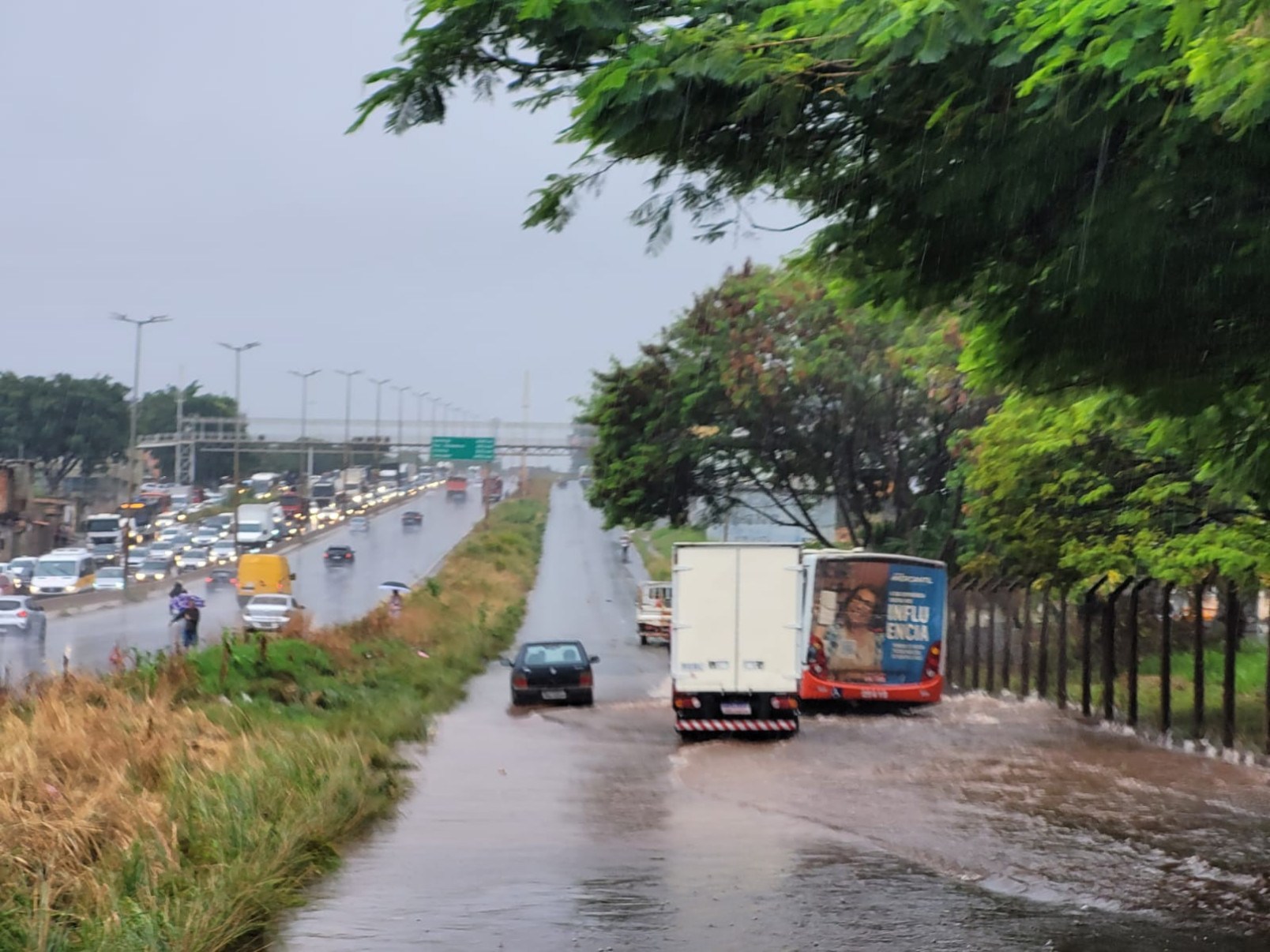Carro e caminhão ficaram parados no alagamento no Anel Rodoviário, na altura do bairro Eymard, em BH