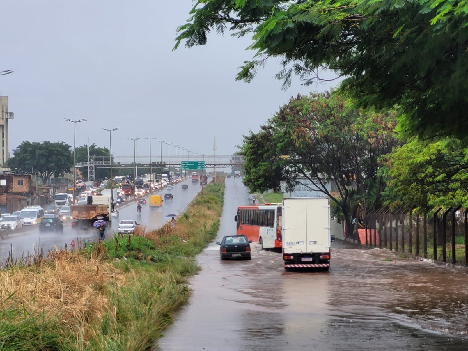 Carro e caminhão ficaram parados no alagamento no Anel Rodoviário, na altura do bairro Eymard, em BH