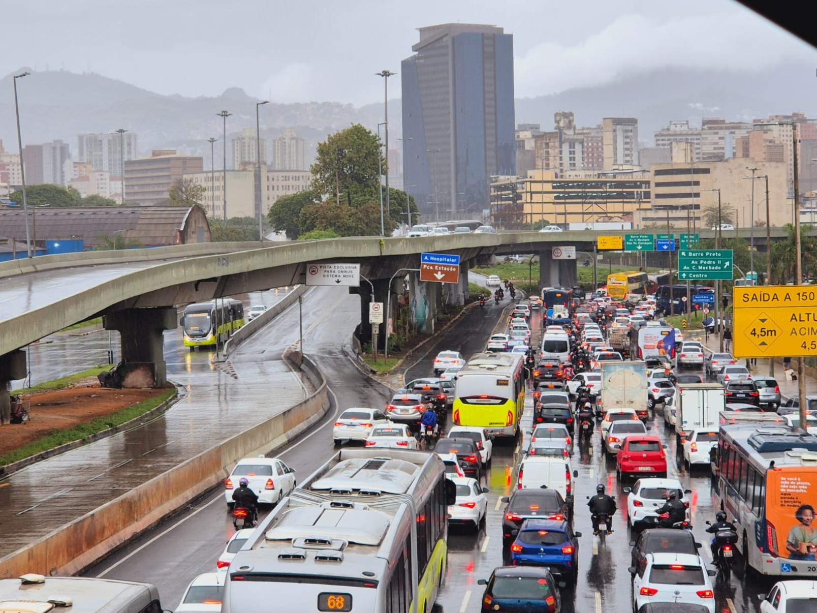 A chuva forte causou quedas de árvores, alagamentos e impactou o trânsito na capital na manhã desta quarta feira (16/04) -Jair Amaral/EM/D.A Press