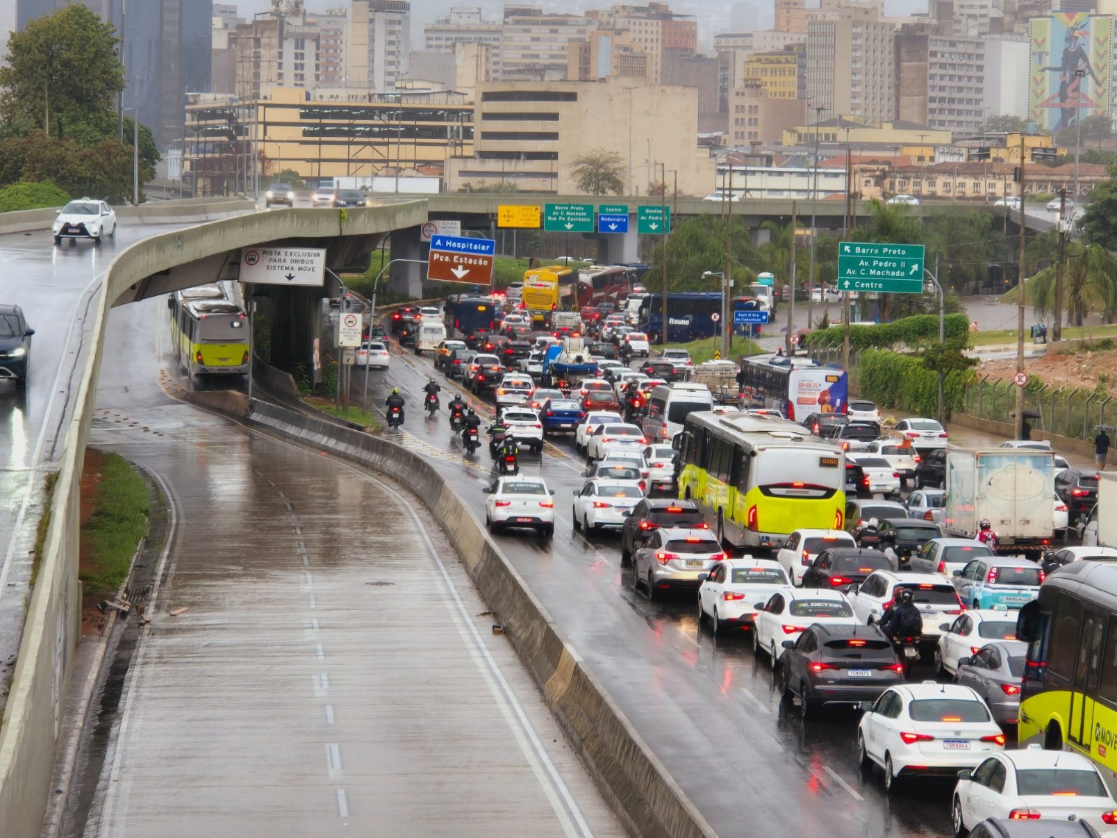 A chuva forte causou quedas de árvores, alagamentos e impactou o trânsito na capital na manhã desta quarta feira (16/04) -Jair Amaral/EM/D.A Press