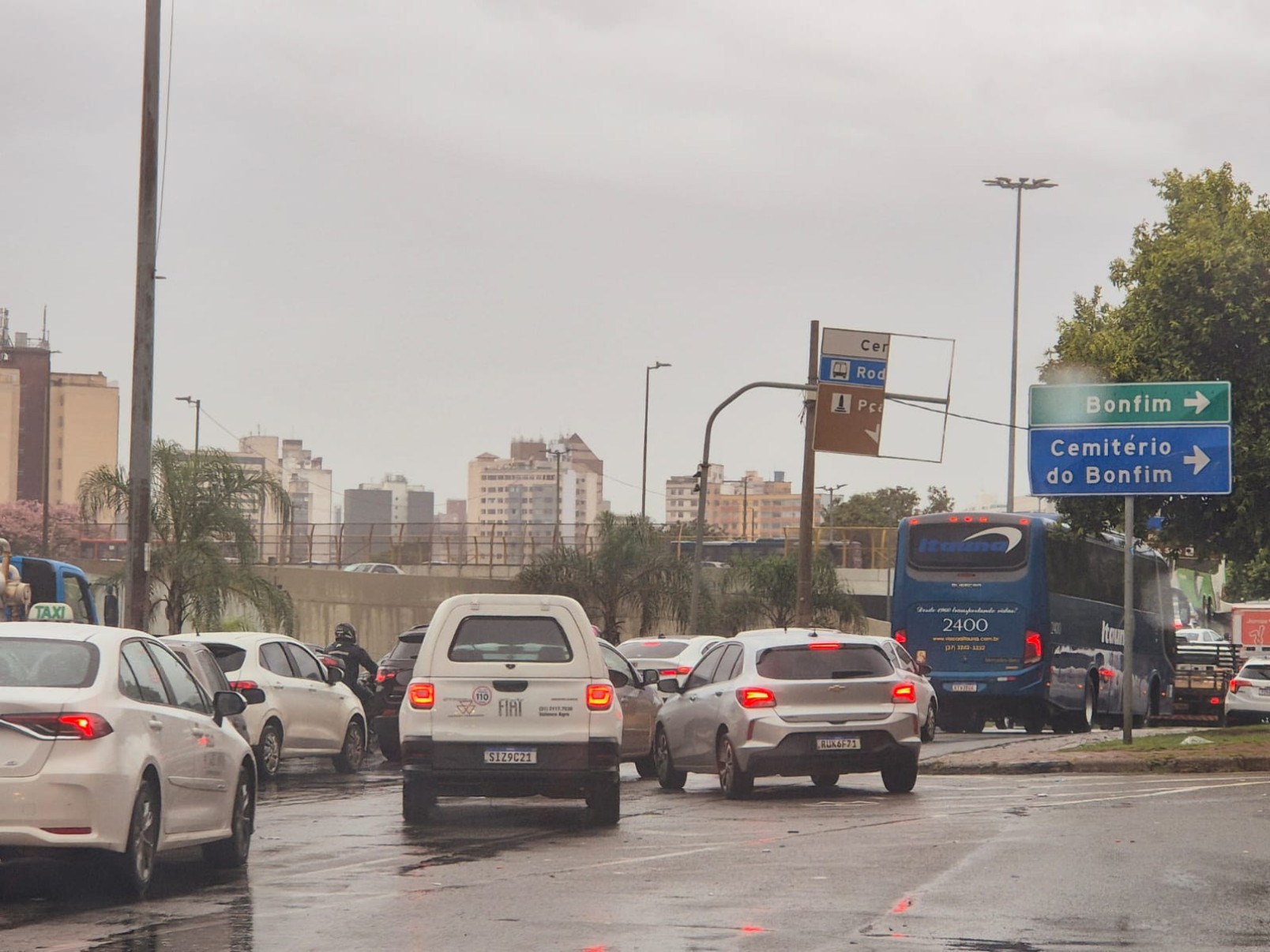 A chuva forte causou quedas de árvores, alagamentos e impactou o trânsito na capital na manhã desta quarta feira (16/04) -Jair Amaral/EM/D.A Press