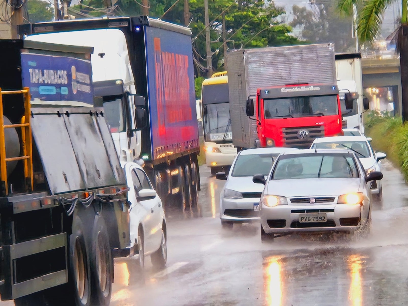 A chuva forte causou quedas de árvores, alagamentos e impactou o trânsito na capital na manhã desta quarta feira (16/04) -Jair Amaral/EM/D.A Press