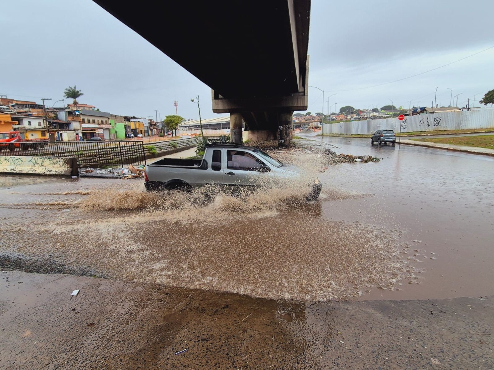 A chuva forte causou quedas de árvores, alagamentos e impactou o trânsito na capital na manhã desta quarta feira (16/04) -Jair Amaral/EM/D.A Press