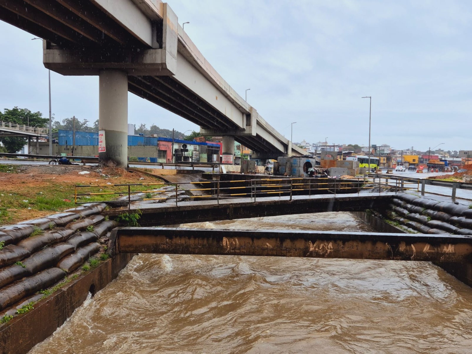 A chuva forte causou quedas de árvores, alagamentos e impactou o trânsito na capital na manhã desta quarta feira (16/04) -Jair Amaral/EM/D.A Press