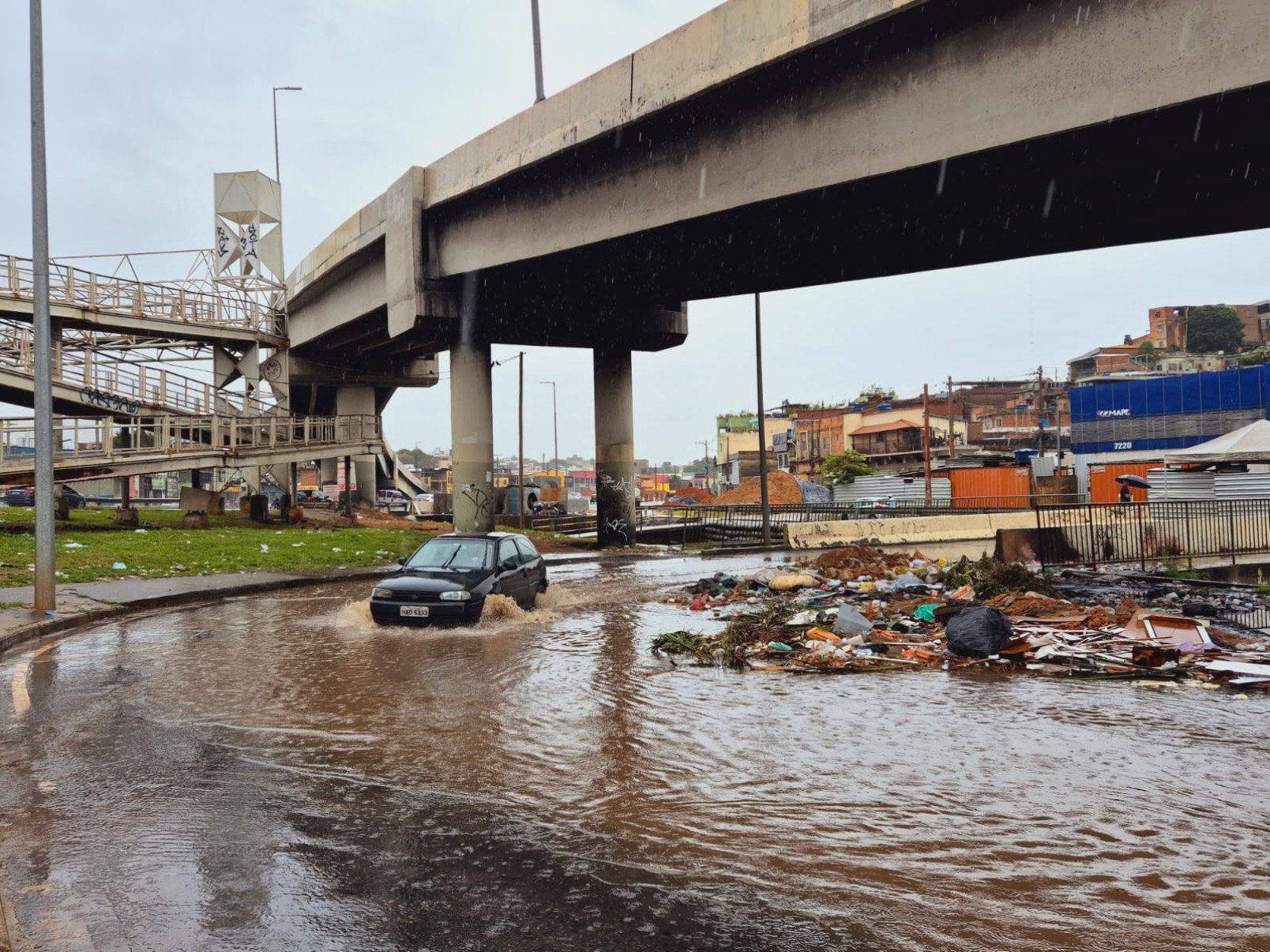 A chuva forte causou quedas de árvores, alagamentos e impactou o trânsito na capital na manhã desta quarta feira (16/04) -Jair Amaral/EM/D.A Press