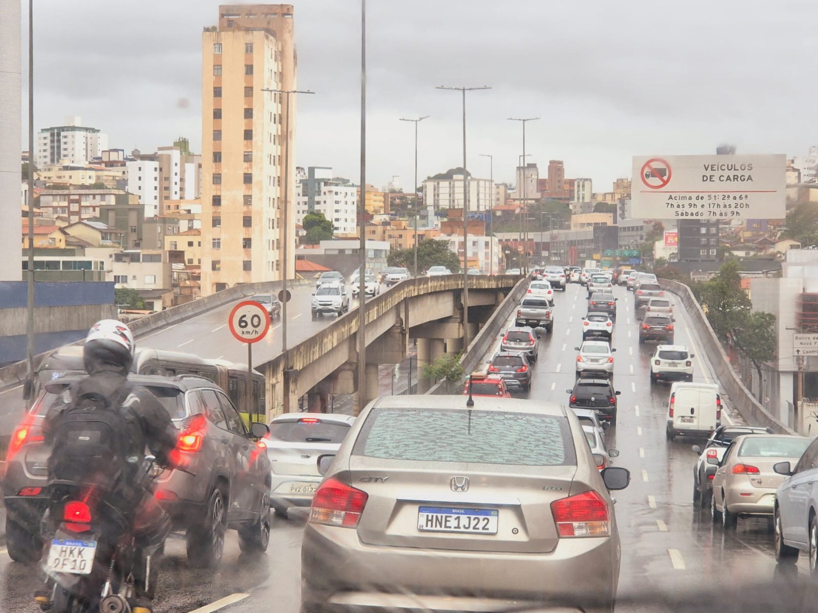 A chuva forte causou quedas de árvores, alagamentos e impactou o trânsito na capital na manhã desta quarta feira (16/04) -Jair Amaral/EM/D.A Press