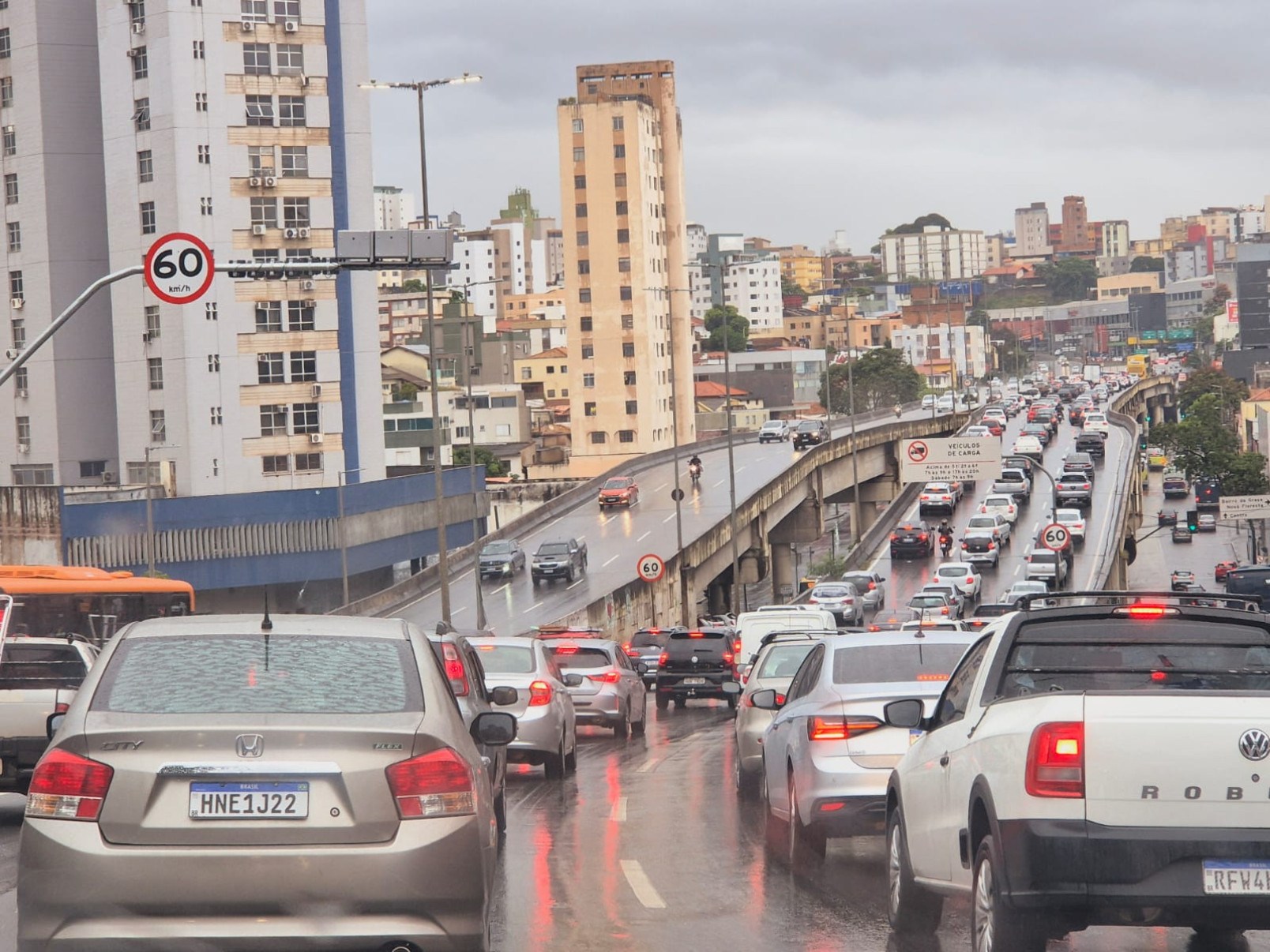 A chuva forte causou quedas de árvores, alagamentos e impactou o trânsito na capital na manhã desta quarta feira (16/04) -Jair Amaral/EM/D.A Press