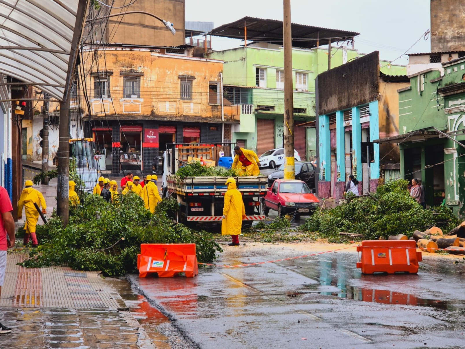 A chuva forte causou quedas de árvores, alagamentos e impactou o trânsito na capital na manhã desta quarta feira (16/04) -Jair Amaral/EM/D.A Press
