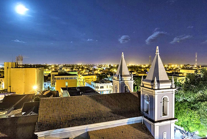 A cidade de Parnaíba, a 340 km de Teresina, situa-se em uma planície formada justamente pelo Delta do Rio Parnaíba.

