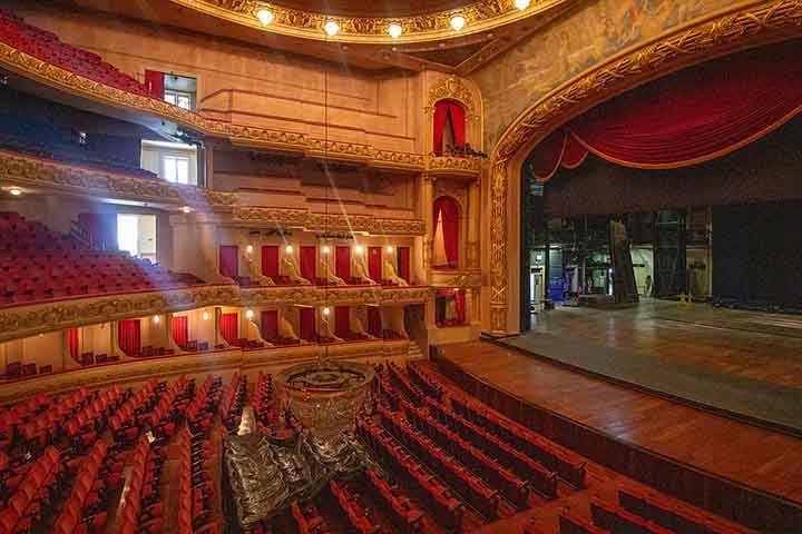 O desenvolvimento tecnológico modificou todo o aparato técnico que cercava o espetáculo: luzes, cenários, som e efeitos especiais diversos.