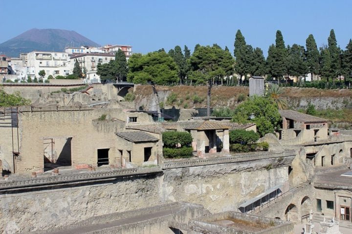 Todos esses detalhes vieram de um conjunto de mais de 1,8 mil rolos de pergaminho encontrados no século 18 na Vila dos Papiros, em Herculano, uma antiga cidade romana.