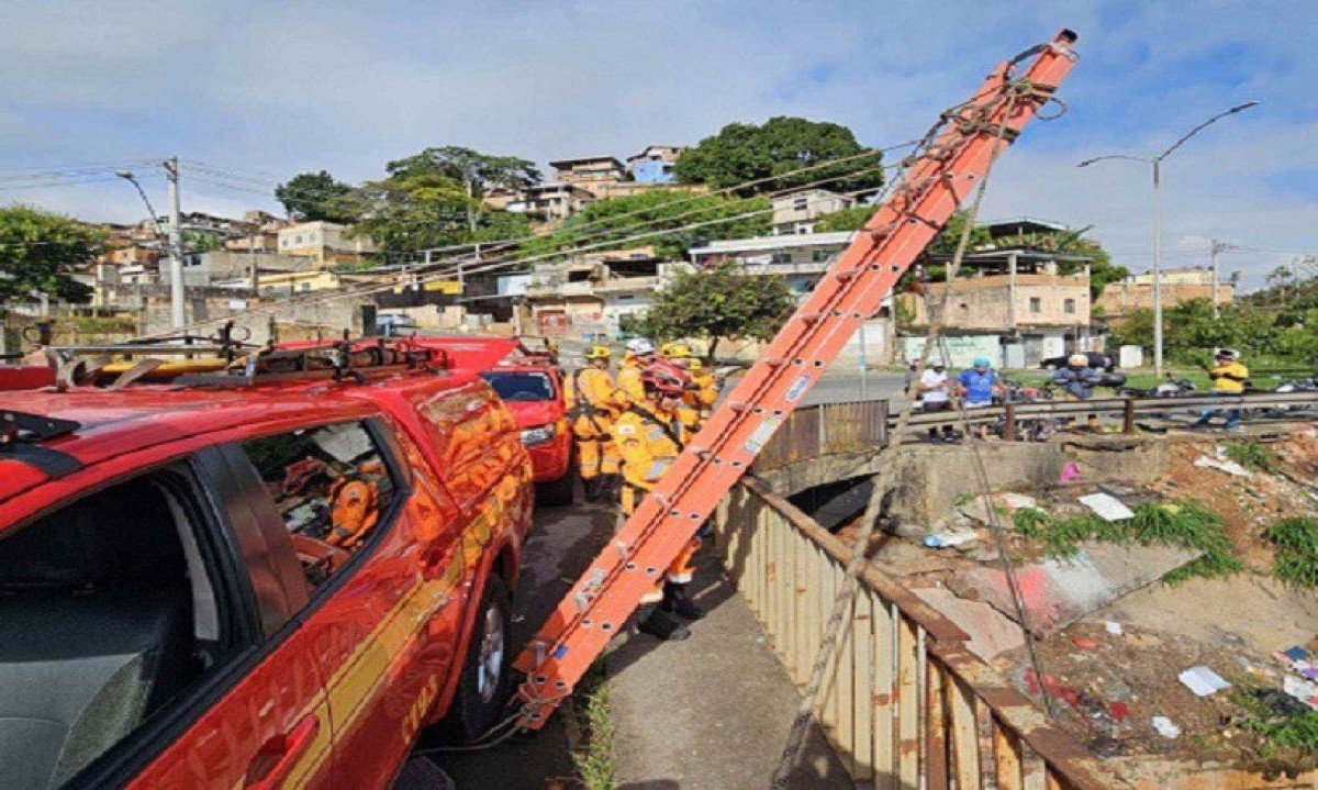 Resgate foi feito na manhã desta quinta-feira, com bombeiros usando técnica de rapel -  (crédito: CBMMG)