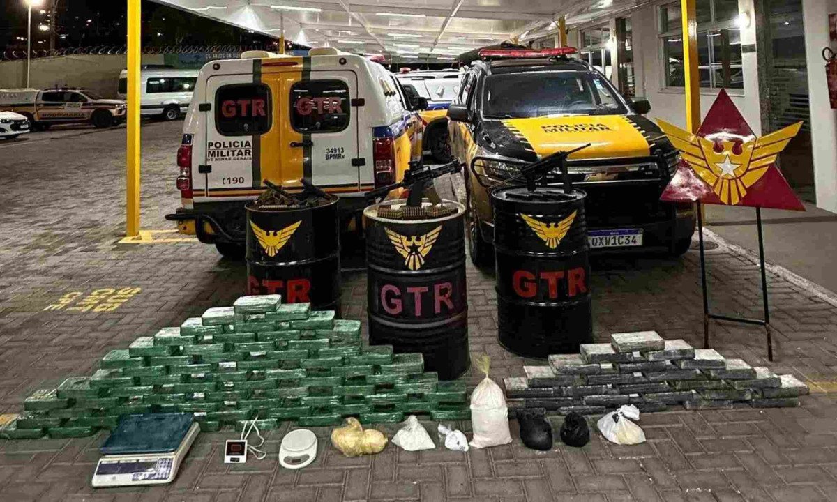 Polícia apreendeu 65 barras de crack, cinco barras cocaína, sete porções cocaína, 17 carregadores de diversos calibres, 227 munições, R$ 286 mil em notas diversas, quatro celulares, 16 cartões bancários, duas pistolas 9mm, uma submetralhadora e um fuzil 556 -  (crédito: PMMG/Divulgação)