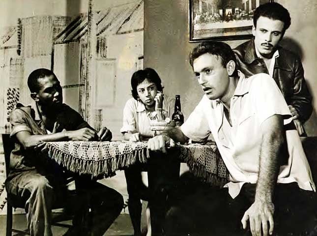 O teatro realista Ã© uma das expressÃµes artÃ­sticas que se opunha ao Romantismo e tinha como propÃ³sito revelar questÃµes sociais latentes na sociedade. Com carÃ¡ter crÃ­tico, os espetÃ¡culos abordavam assuntos que envolviam a polÃ­tica, economia e os dilemas humanos.