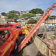 Mulher em situação de rua cai no Arrudas e é resgatada pelos Bombeiros - CBMMG